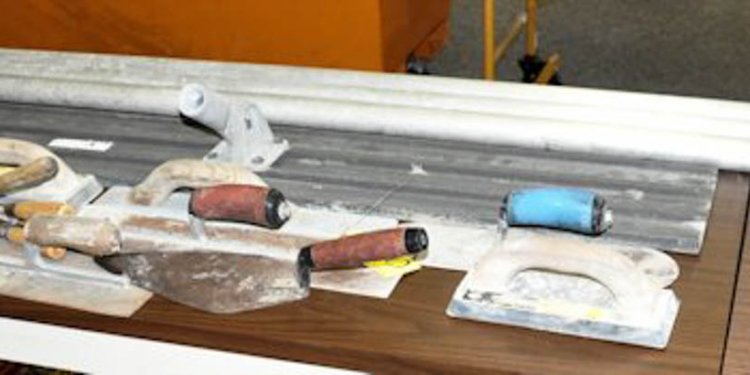 Lot 20 - LOT OF CEMENT TOOLS