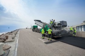 A continual material flow and the correct set-up of the machine are two crucial factors in any paving operation.