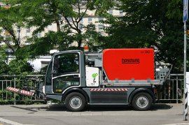 Cleaning leftovers of grit or debris in spring-time,  vacuuming fallen leaves on streets and sidewalks in autumn - BOSCHUNG has the appropriate compact sweeper.
