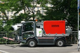 Multi-purpose carrier Pony P4 with mounted washing unit - with the compact street sweepers a perfect completion for a clean city! Cleaning leftovers of grit or debris in spring-time, vacuuming fallen leaves on streets and sidewalks in autumn - BOSCHUNG has the appropriate compact sweeper.