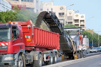 Front loaders can fill large loading spaces completely thanks to the variable discharge parabola.