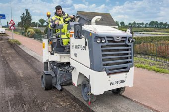 When the supporting wheel is folded in, the surface course can be milled off right up to the curb.